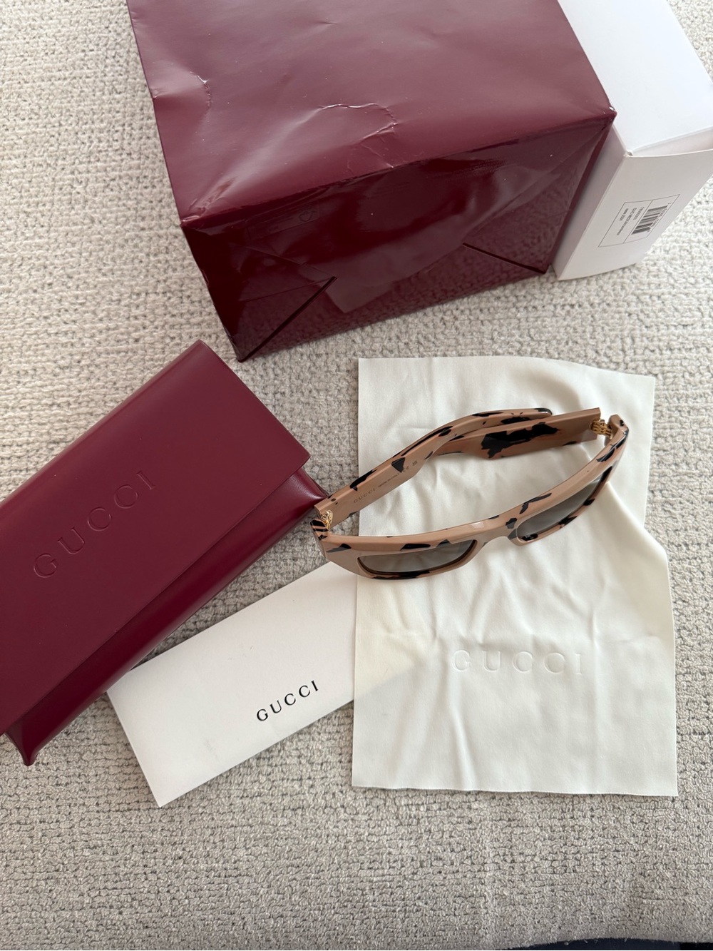 Gucci Unisex Oversized Beige & Black Rectangular Sunglasses - Picture 3 of 8